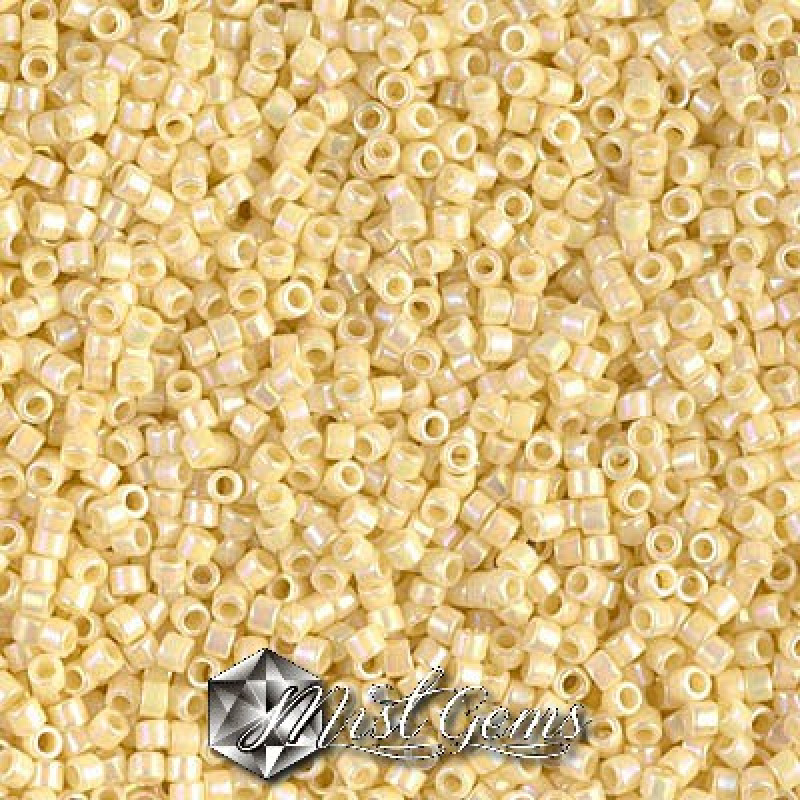 Delica 11/0 DB 0157 (DB157) Opaque Cream AB